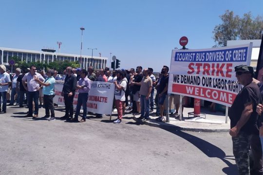 Ακαρπη η τριμερής για τους οδηγούς τουριστικών λεωφορείων Κρήτης