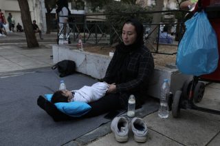 Στην πλατεία Βικτωρίας έγινε θρύψαλα η βιτρίνα Μηταράκη