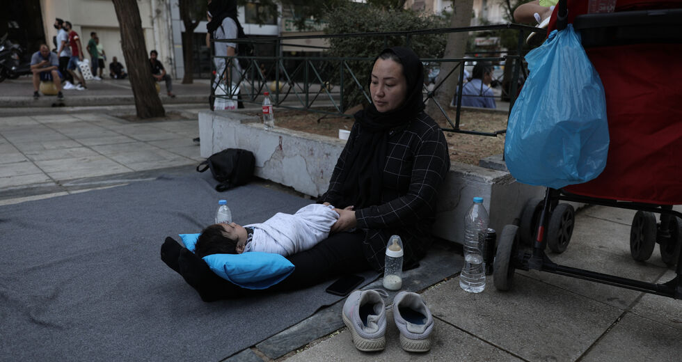 Στην πλατεία Βικτωρίας έγινε θρύψαλα η βιτρίνα Μηταράκη