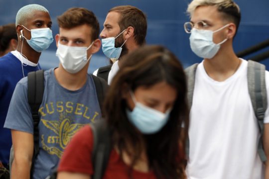 «Λένε ότι η μάσκα κάνει κακό»