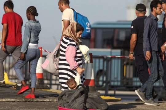 Πρόσφυγες στον δρόμο με γαλάζια «σφραγίδα» 