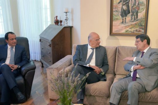 Αναστασιάδη και Χριστοδουλίδη βλέπει ο Δένδιας στη Λευκωσία