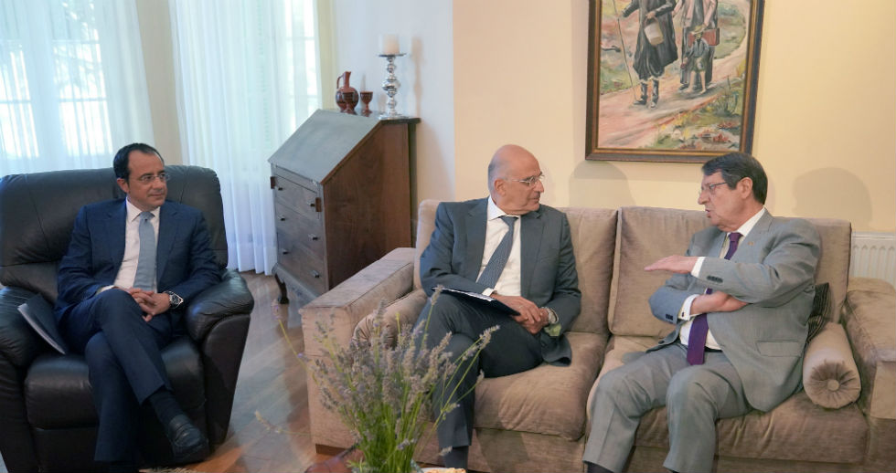 Αναστασιάδη και Χριστοδουλίδη βλέπει ο Δένδιας στη Λευκωσία