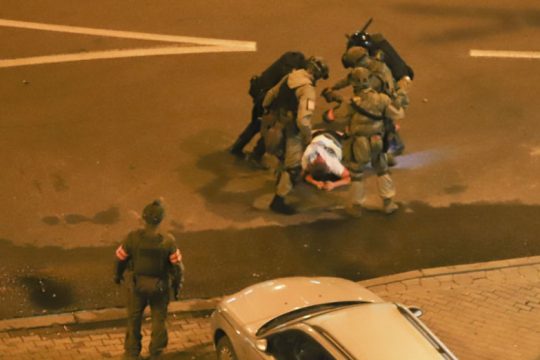 Λευκορωσία: Πραγματικές σφαίρες κατά διαδηλωτών, στις 6.000 οι συλλήψεις