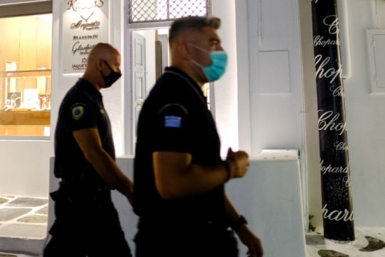 Τρεις συλλήψεις, αναστολή λειτουργίας 5 καταστημάτων και 500 παραβάσεις των μέτρων