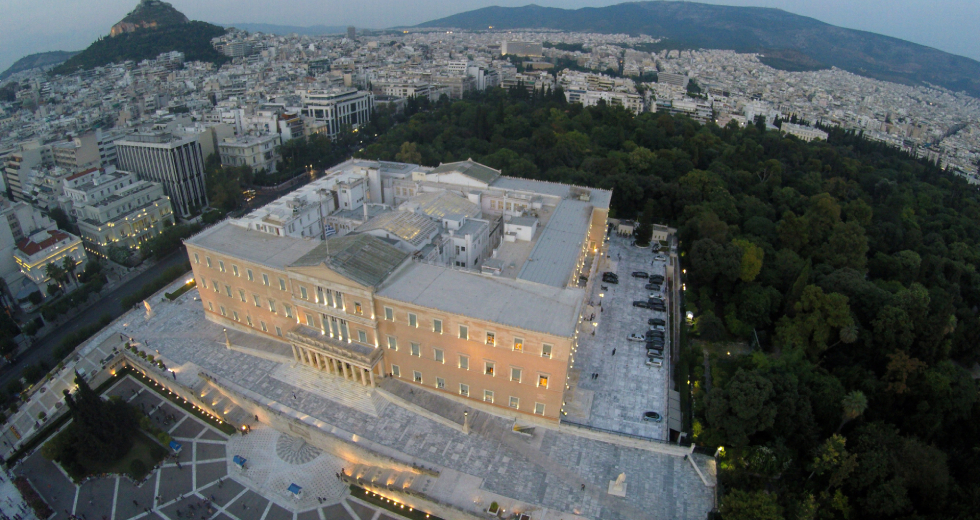 Γιατί δεν αντιδρούμε;