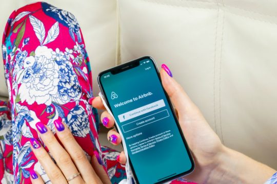 Απαγορεύονται τα πάρτι στα σπίτια «Airbnb»