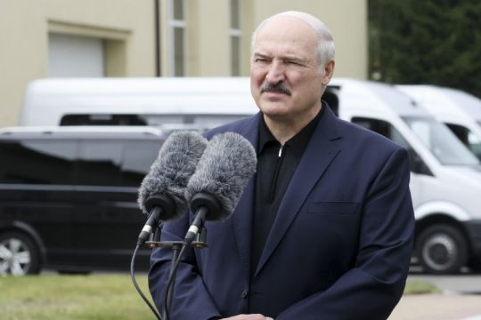 Ο Λουκασένκο «πνίγει» τα ΜΜΕ, καλεί τον στρατό να υπερασπιστεί τη χώρα