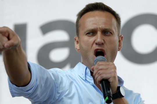 Χημική ουσία στο σώμα του Ναβάλνι, που αναμένεται να φύγει για Γερμανία