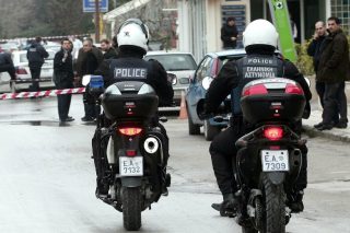 Αστυνομική βία και πρόστιμα παντού με αφορμή τον κορονοϊό
