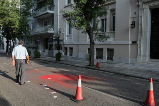 Τρικάκια και μπογιές έξω από την τουρκική πρεσβεία