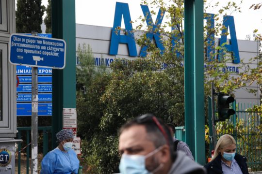 Κατά δύο – στα 242 – αυξήθηκαν τα θύματα του νέου κορονοϊού