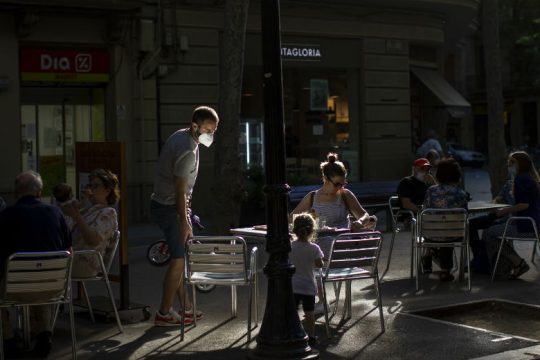 Στα 214 τα θύματα του νέου κορονοϊού – Νέα μέτρα από σήμερα σε σύνορα και μαγαζιά
