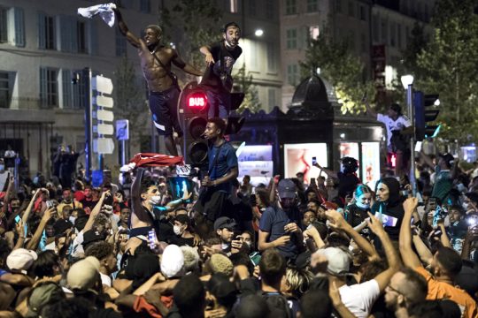 Πανηγύρια στο Μόναχο και στη… Μασσαλία, επεισόδια στο Παρίσι