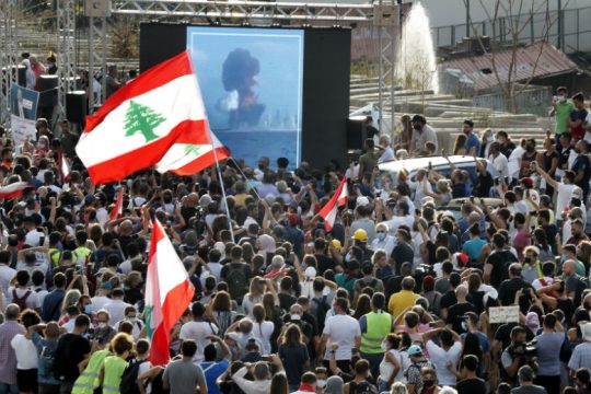 Ενός λεπτού σιγή για τους νεκρούς, ενώ η Βηρυτός βράζει από οργή