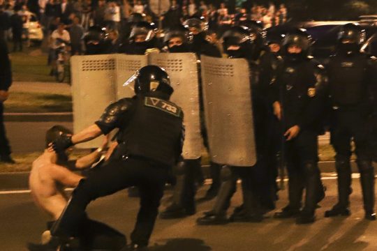 Βίαιη καταστολή μετά τη νέα… «σαρωτική νίκη» του Λουκασένκο
