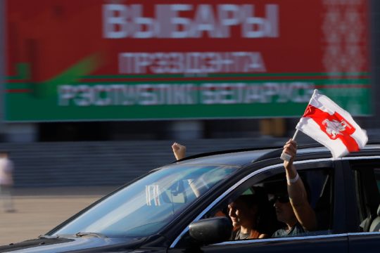 Στις κάλπες οι Λευκορώσοι, έκτη θητεία διεκδικεί ο Λουκασένκο