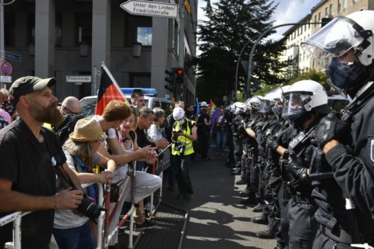 Η αστυνομία διέλυσε την κινητοποίηση των αρνητών του κορονοϊού στο Βερολίνο