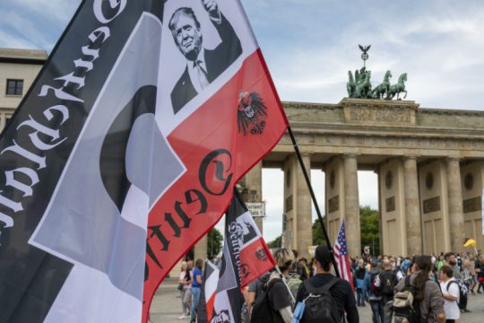 Μεγάλη διαδήλωση αρνητών του κορονοϊού στο Βερολίνο