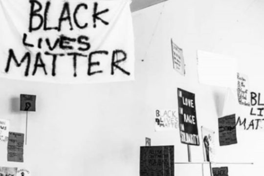 Έκθεση με πάνω από 100 πανό του Black Lives Matter