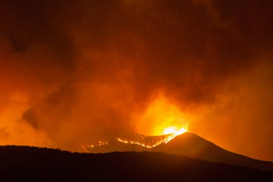 Ανεξέλεγκτη φωτιά στην Καλιφόρνια ξεσπιτώνει 7.800 κατοίκους