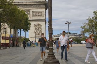 Η Ευρώπη ξαναβυθίζεται στη δίνη του κορονοϊού