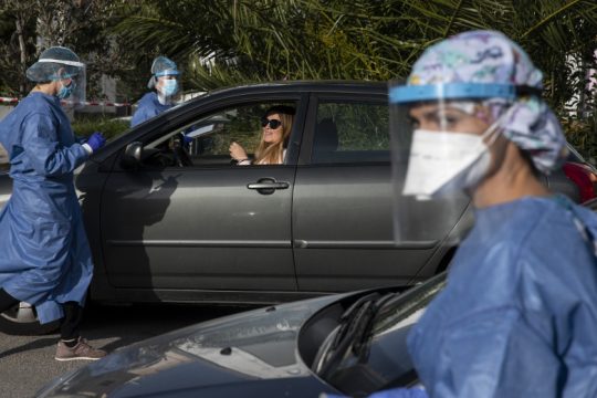 Μαζικές μολύνσεις, καθυστερημένες αποφάσεις, άτολμα μέτρα