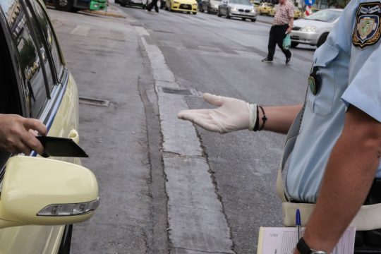 Κορονοϊός: «Έβρεξε» πρόστιμα