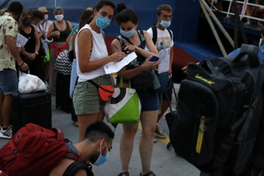 Η διασπορά καλά κρατεί, τριψήφιος παραμένει ο αριθμός των κρουσμάτων