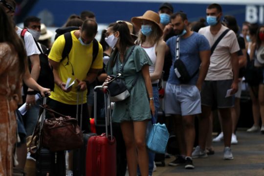 ΑΠΘ: Οριζόντια μέτρα τώρα ή 700 κρούσματα την ημέρα από Νοέμβριο