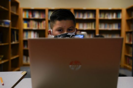 Η πανδημία στέρησε το σχολείο στο ένα τρίτο των παιδιών παγκοσμίως