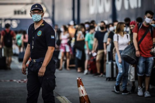 Μάσκες, πρόστιμα και αστυνόμευση, ενώ τα κρούσματα αυξάνονται σημαντικά
