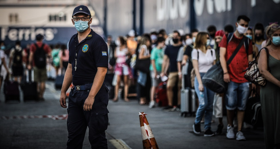 Μάσκες, πρόστιμα και αστυνόμευση, ενώ τα κρούσματα αυξάνονται σημαντικά