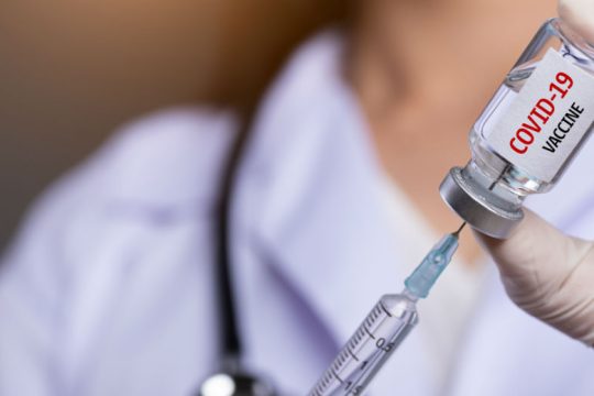 Υπεγράφη η πρώτη σύμβαση της ΕΕ για την παροχή του εμβολίου Covid- 19