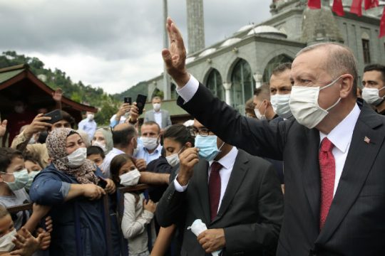 Guardian: Η Ε.Ε. που «στρουθοκαμηλίζει» και η «απειλή» του «νταή» Ερντογάν