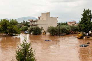Ξεχειλίζει η απελπισία: ζωές και περιουσίες μέσα στη λάσπη