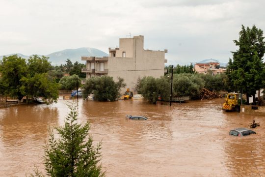 Ξεχειλίζει η απελπισία: ζωές και περιουσίες μέσα στη λάσπη