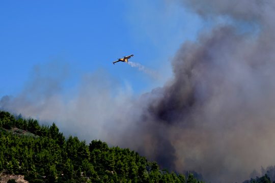 Μεγάλη φωτιά στο Μεσολόγγι, προληπτική εκκένωση οικισμού στη Νάξο