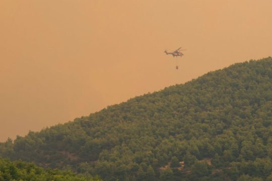 Ενεργά παραμένουν τα μέτωπα σε Χανιά και Ικαρία – Εκκενώνουν το Κεδρόδασος
