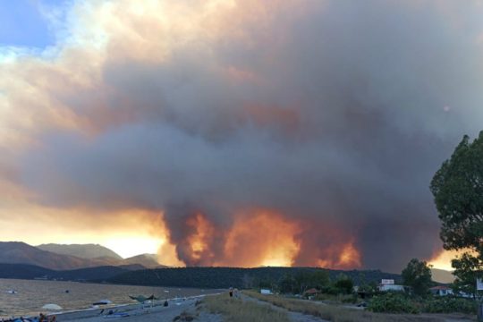 Εκκένωση πέντε οικισμών λόγω φωτιάς στη Λαγκάδα Γυθείου