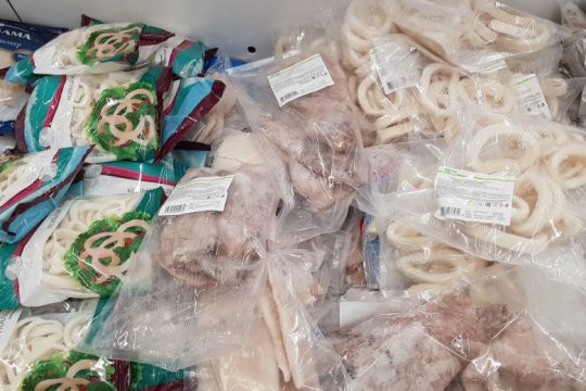 Ίχνη του Covid-19 βρήκαν οι αρχές σε κατεψυγμένα θαλασσινά στην Κίνα