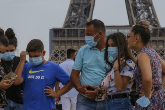 Εντείνονται οι φόβοι για ανεξέλεγκτη τροπή της πανδημίας στην Ευρώπη