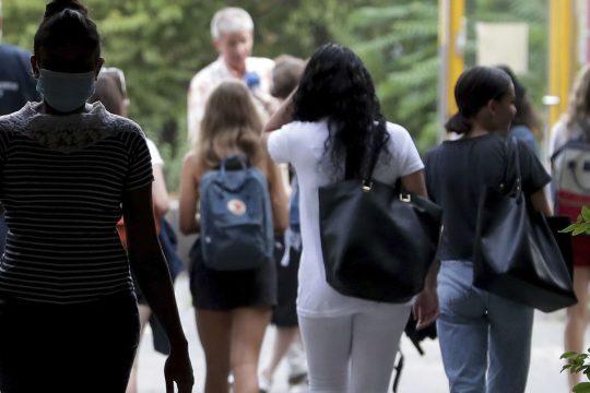 Πώς ανοίγουν τα σχολεία εν μέσω πανδημίας στην Ευρώπη