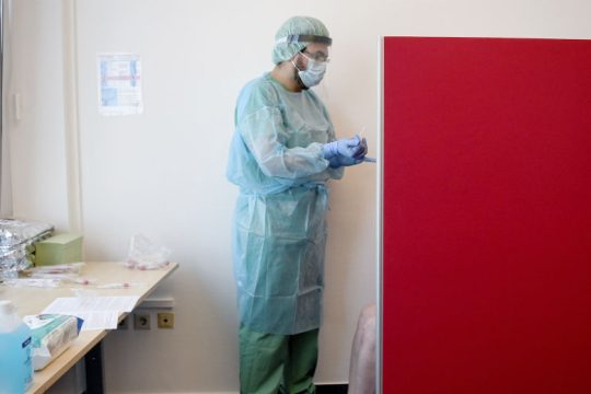 Αντιμέτωπες με το «δεύτερο κύμα» της πανδημίας Γερμανία και Γαλλία