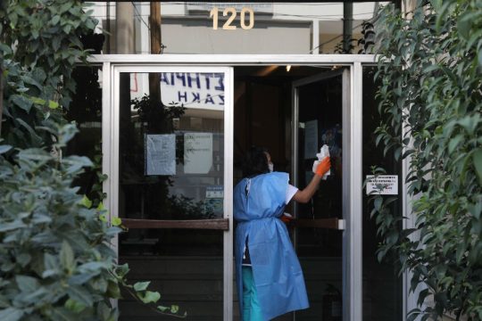 Κλιμάκιο του ΕΟΔΥ σήμερα στο γηροκομείο του Μοσχάτου που τέθηκε σε καραντίνα