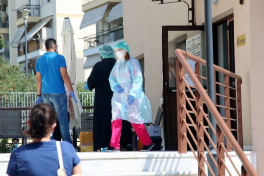 Γηροκομεία και υγειονομικοί «αχίλλειος πτέρνα» κατά της πανδημίας