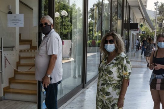 Εντείνεται η ανησυχία για την έξαρση κρουσμάτων και νέα μέτρα εν όψει