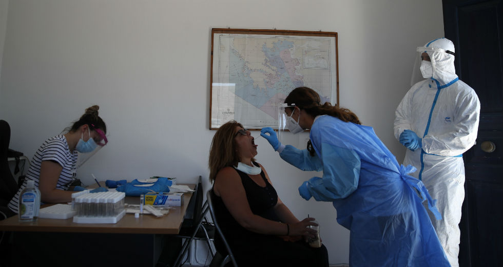Νέο αρνητικό ρεκόρ κρουσμάτων και δύο ακόμη θάνατοι