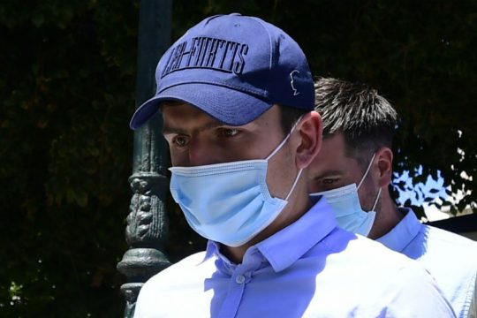 Αναβολή στη δίκη του Μαγκουάιρ, που επιστρέφει στη Βρετανία