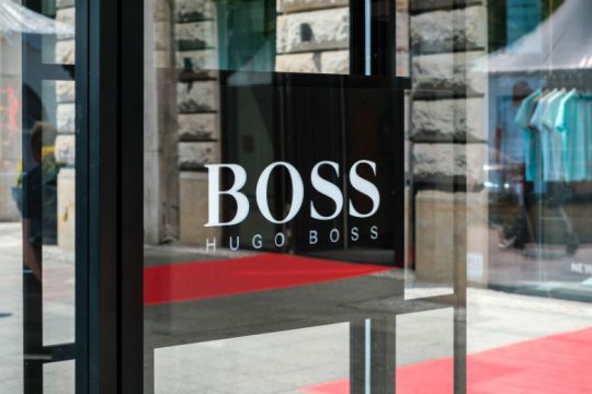 Hugo Boss: Εργασία από το γραφείο μόνο τρεις ημέρες